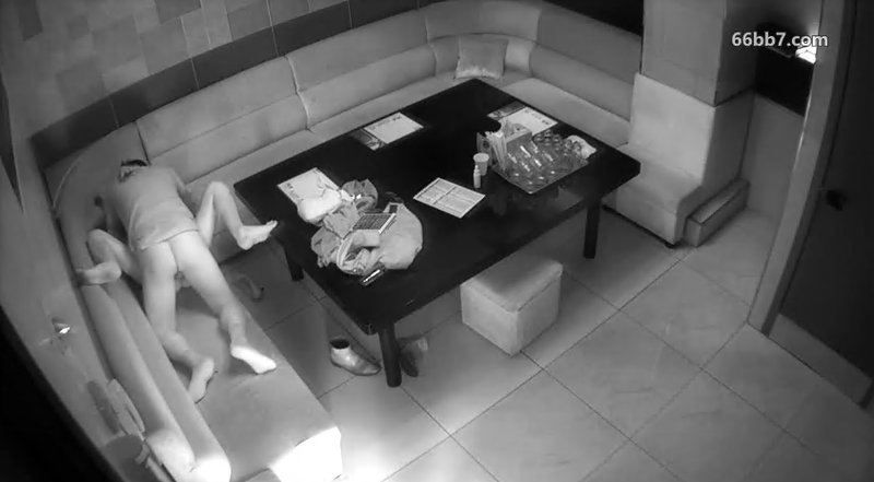 摄像头破解真实偷拍，四眼中年大叔包厢体验特殊服务，巨乳房公主吹拉弹唱一条龙